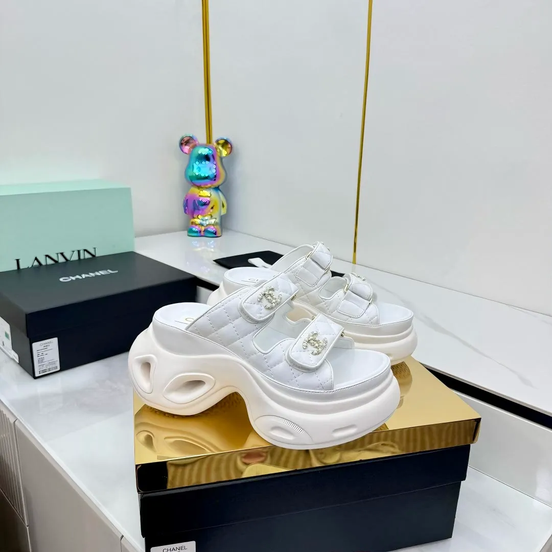 👟👟Ex-factory price 680👟👟 Top version... Chanel｜Chanel Xiaoxiang Velcro Beach Slippers Slippers Casual Beach Shoes 25ss Spring and Summer New Style! Beach shoes are a hit all over the internet! The latest model from the counter, I am still willing to buy it on my feet. It must be ranked among the most popular models. It is invincible in all seasons. Various bloggers and Internet celebrities can see the matching styles. Highly recommended. Pearlescent sheepskin upper, sheepskin lining, suede for feet. Original open-molded TPU outsole size: 35-40 (customized for 40 and 41). Full set of original packaging 👉 👉 👉 👉 👉